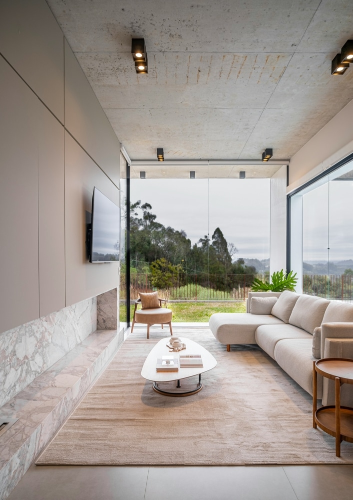 Soggiorno contemporaneo con ampie finestre in PVC a tutta altezza e vista sul giardino esterno
